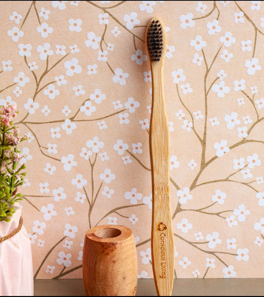 CL BAMBOO TOOTHBRUSH WITH CHARCOAL BRISTLES